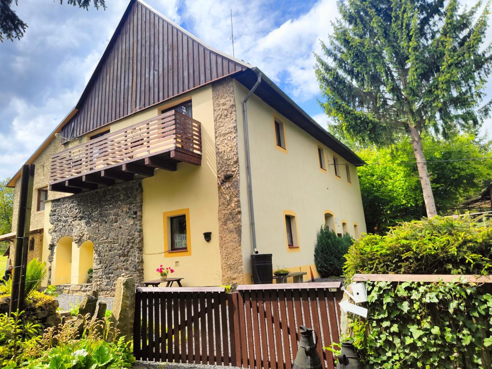 Bed And Breakfast Tvrz Velká Bukovina Exterior foto